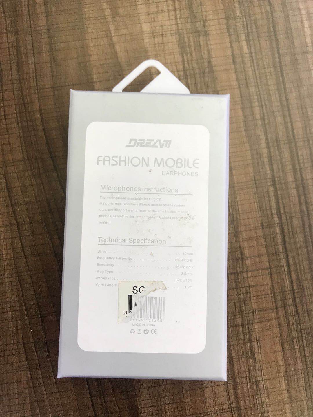 The V30 comes with a microphone and headphones Specification image