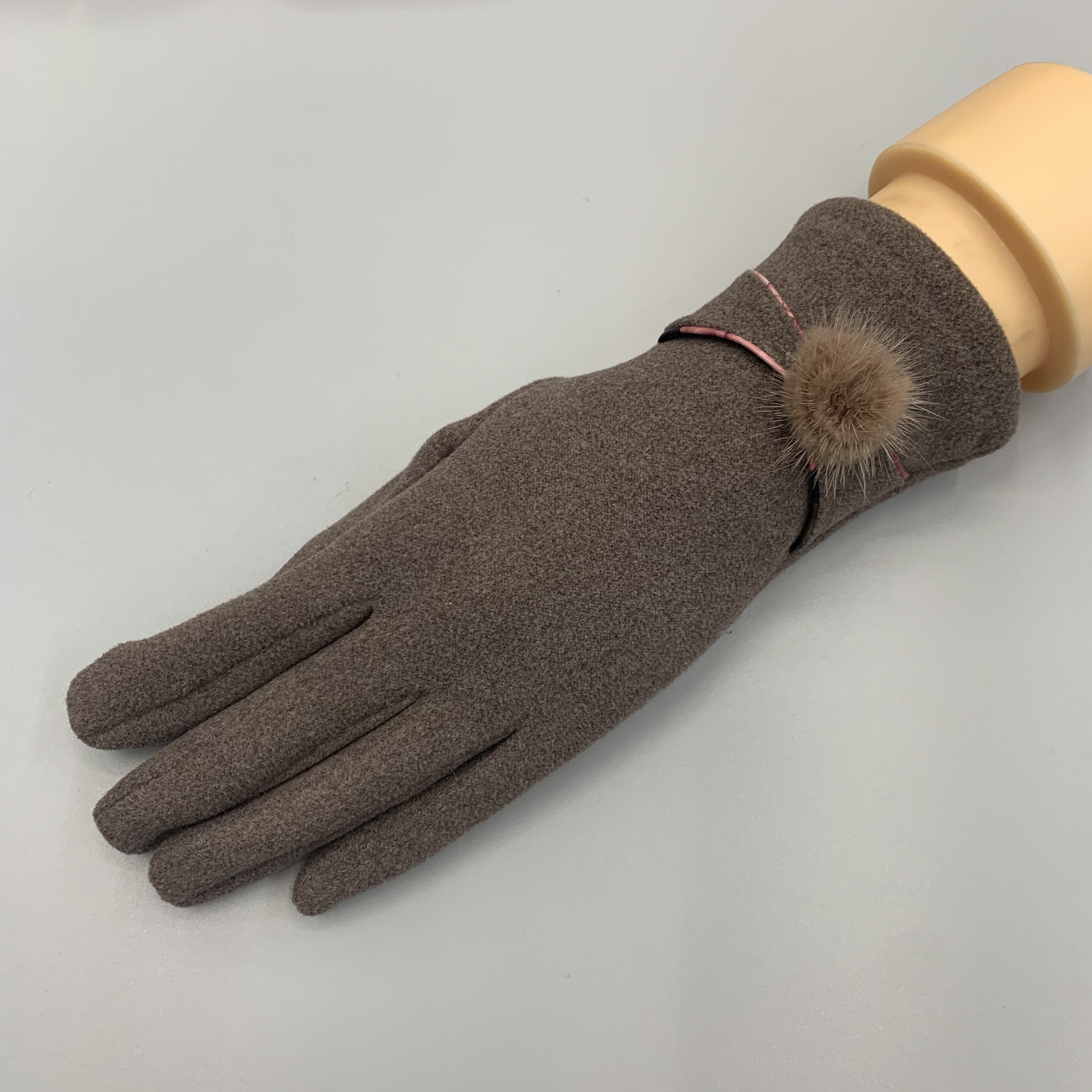 Foreign trade export gloves to Europe, America, Japan and South Korea. Women's winter faux fleece and autumn and winter fleece warm driving students' fashionable gloves