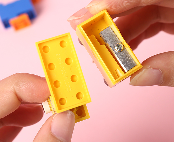 Cute animal building block pencil sharpener, portable manual cartoon cute pencil sharpener for children and primary school students details Picture