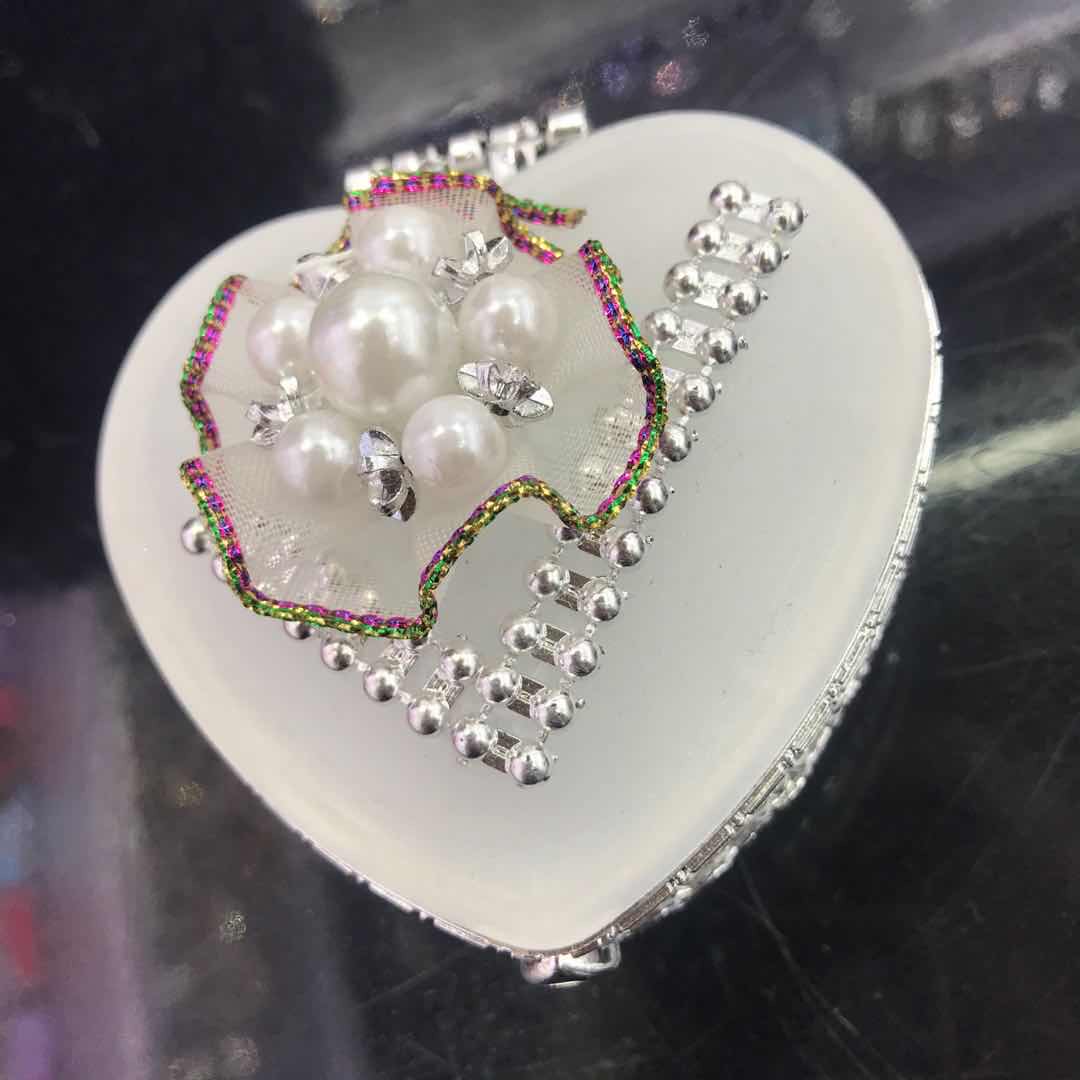 厂家直销精致可爱多色爱心塑料首饰盒产品图