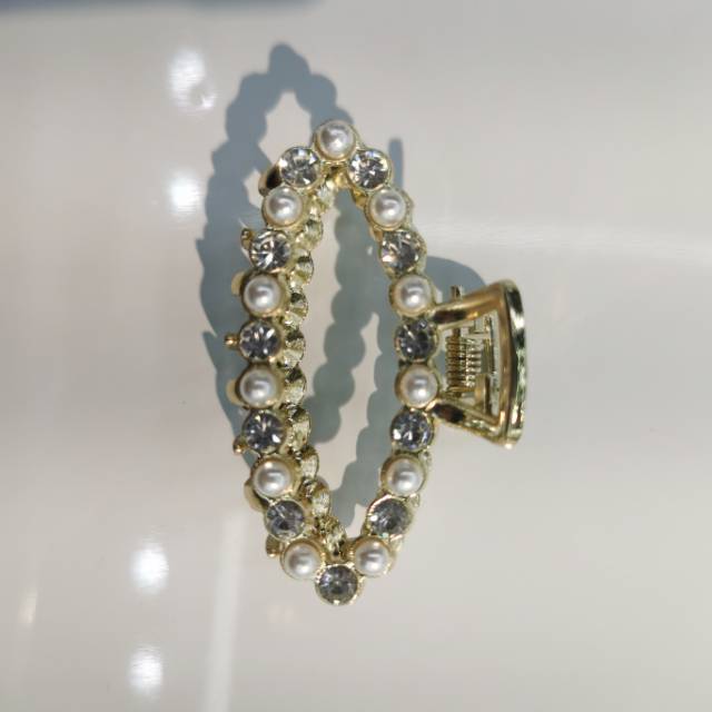 The new Korean-style pearl and rhinestone hairpin headwear is elegant and stylish, suitable for children