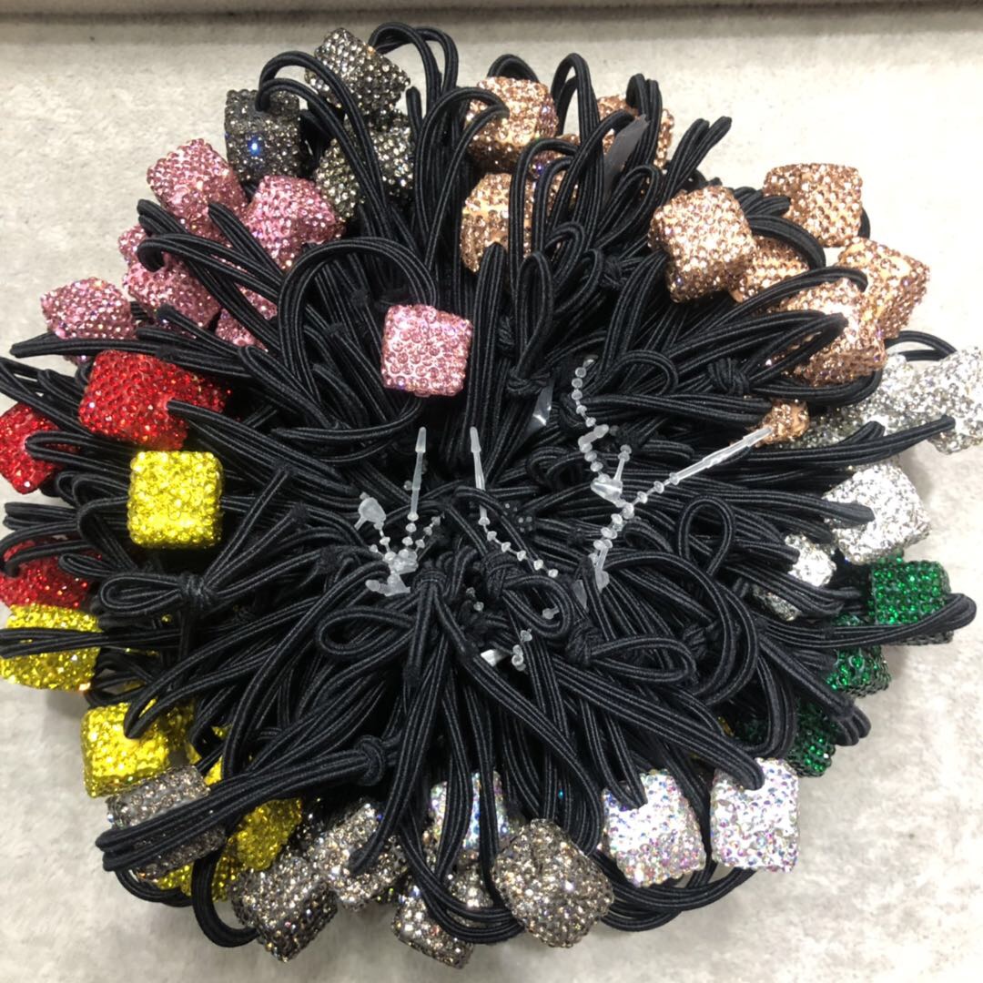 Three knotted two-color wool flower Korean-style fashionable ladies' hair tie, women's rubber band tie, elegant headwear, high-elasticity adult autumn and winter hair tie, casual rubber band, solid-color little rabbit hair band, Chenhui accessories 009 Application Scenario