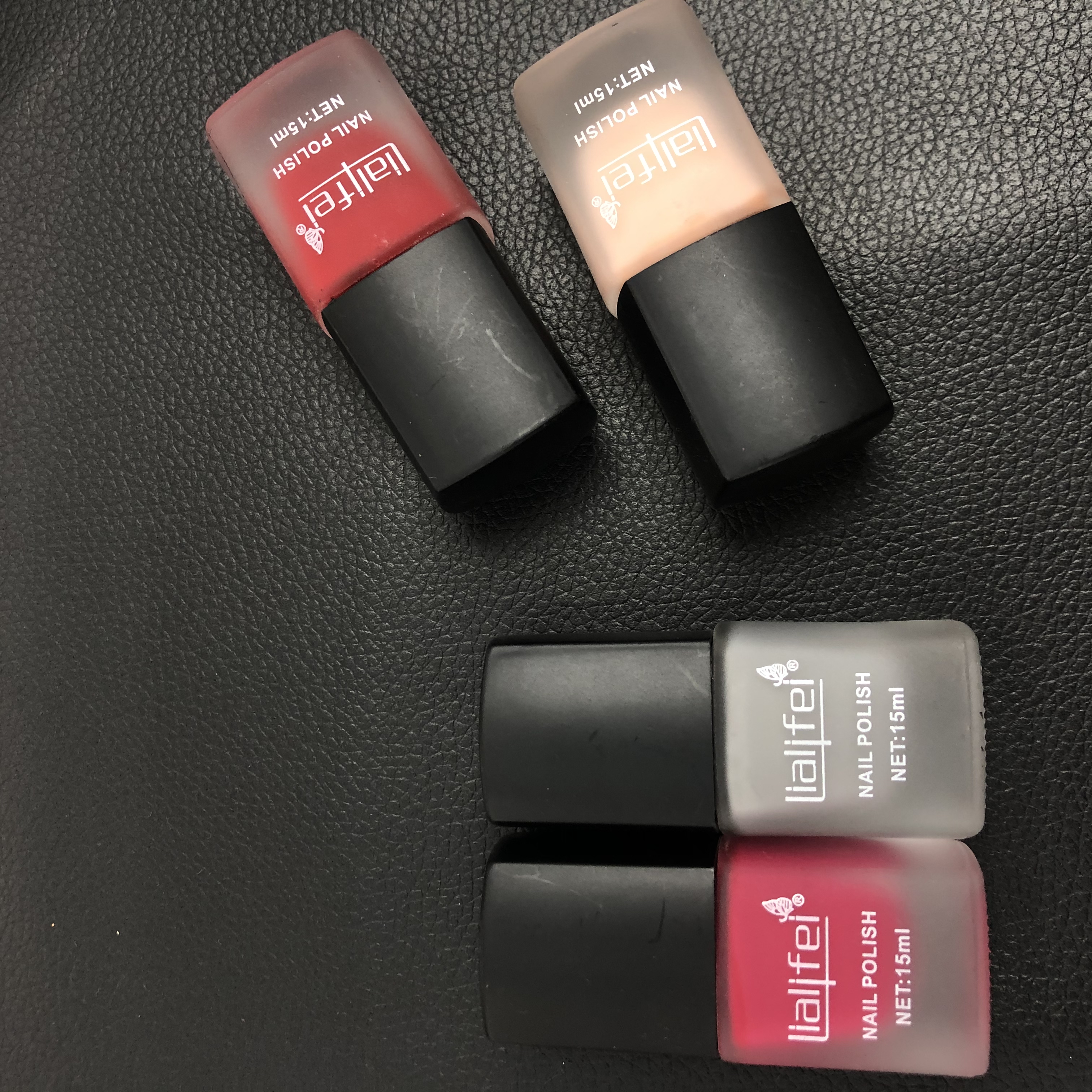 The retro matte nail polish comes in a rich variety of colors, allowing you to freely choose and match them