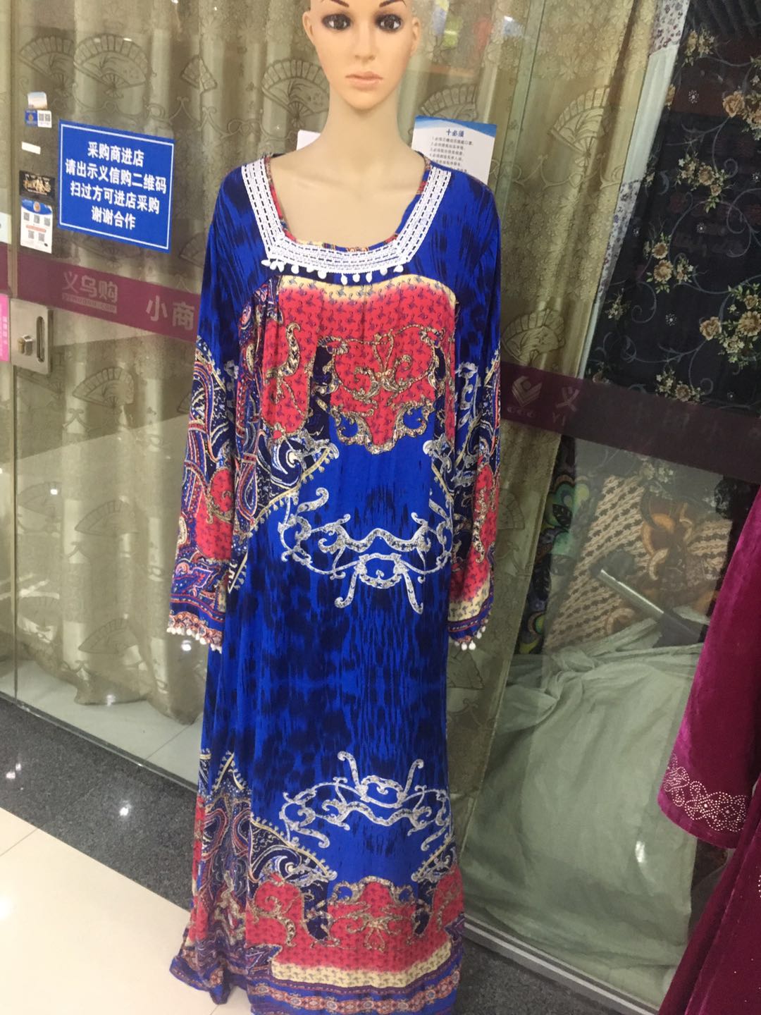 A new fashionable and trendy round-neck long-sleeved retro ethnic style dress for foreign trade