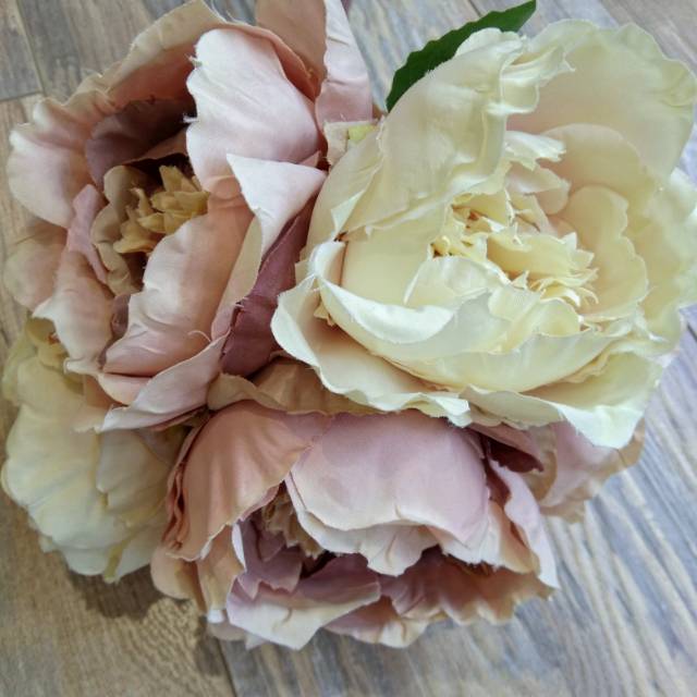 The two-color artificial flower decoration is made of pvc plastic for gardening, which is pollution-free and has a thick density The two-color artificial flower decoration is made of pvc plastic for gardening, which is pollution-free and has a thick density