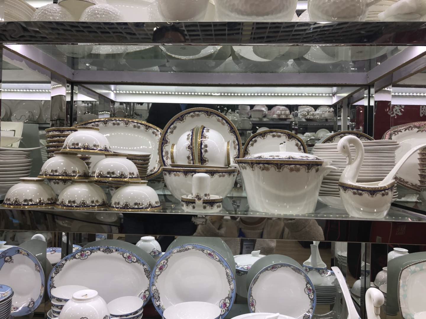 Light luxury style set of royal and noble bone China thumbnail
