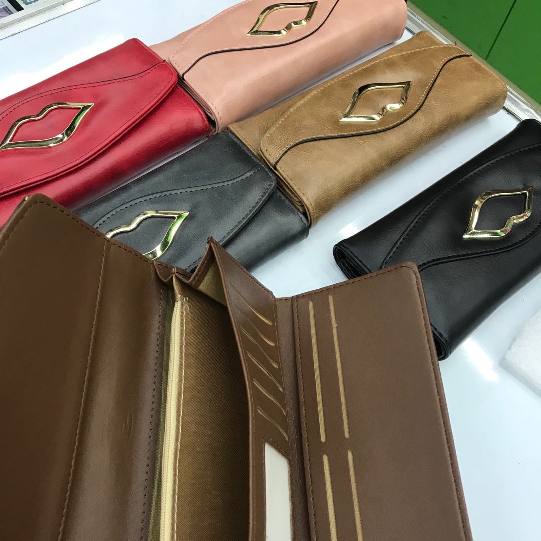 新品纯色薄轻奢唇印北欧风格三折钱包卡包柔软皮层手拿包细节图