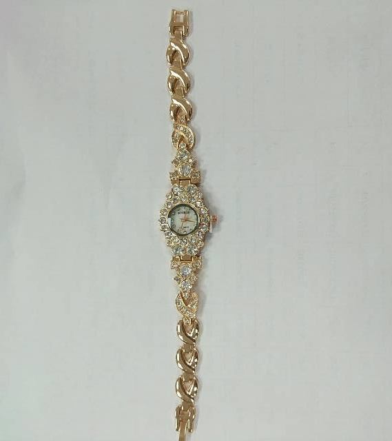 A new best-selling women's watch, a large ophistone flower women's watch with an ins style, individual and casual quartz wristwatch