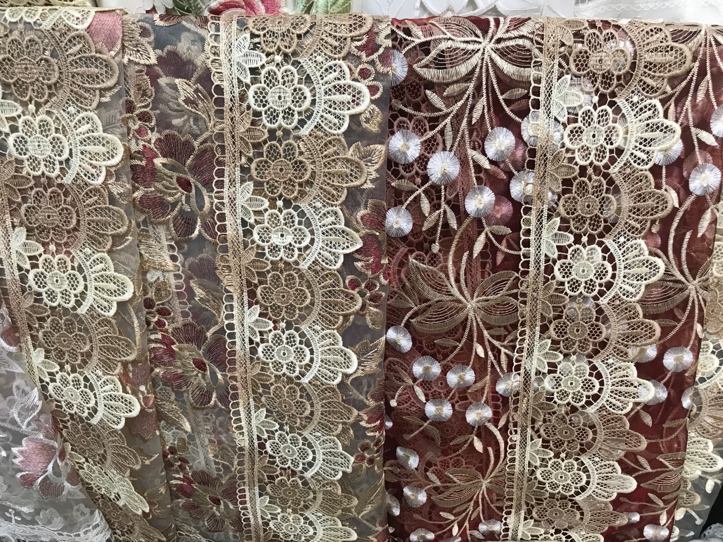 A beautifully carved and embroidered tablecloth made of gauze, 85*85