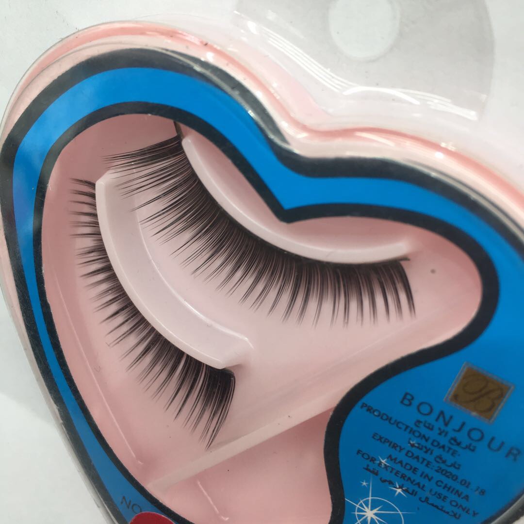 Natural false eyelashes with a plain flat effect in a heart-shaped box packaging Specification image