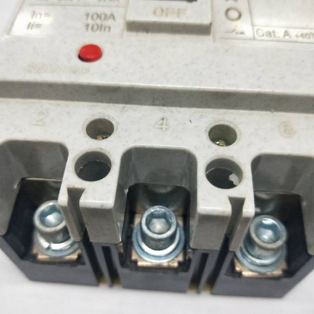 厂家直销小型安全高品质白色新款断路器产品图