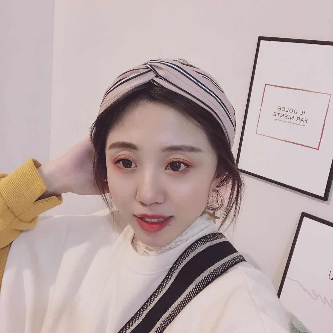 The original handcrafted striped cross headband is a simple and versatile fashion series. It is a must-have and versatile accessory for exquisite piggy girls Specification image