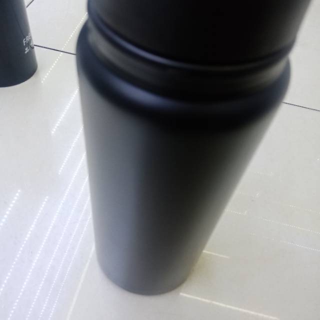 Black thermos for middle-aged men to take with them details Picture