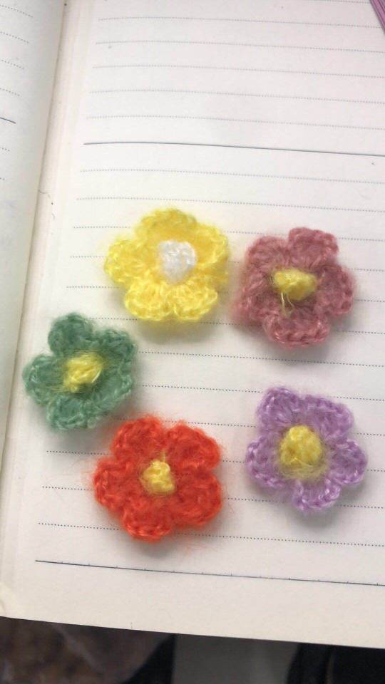 毛线编织花布贴小花手工钩针布艺花朵辅料帽子衣服的装饰配件材料细节图