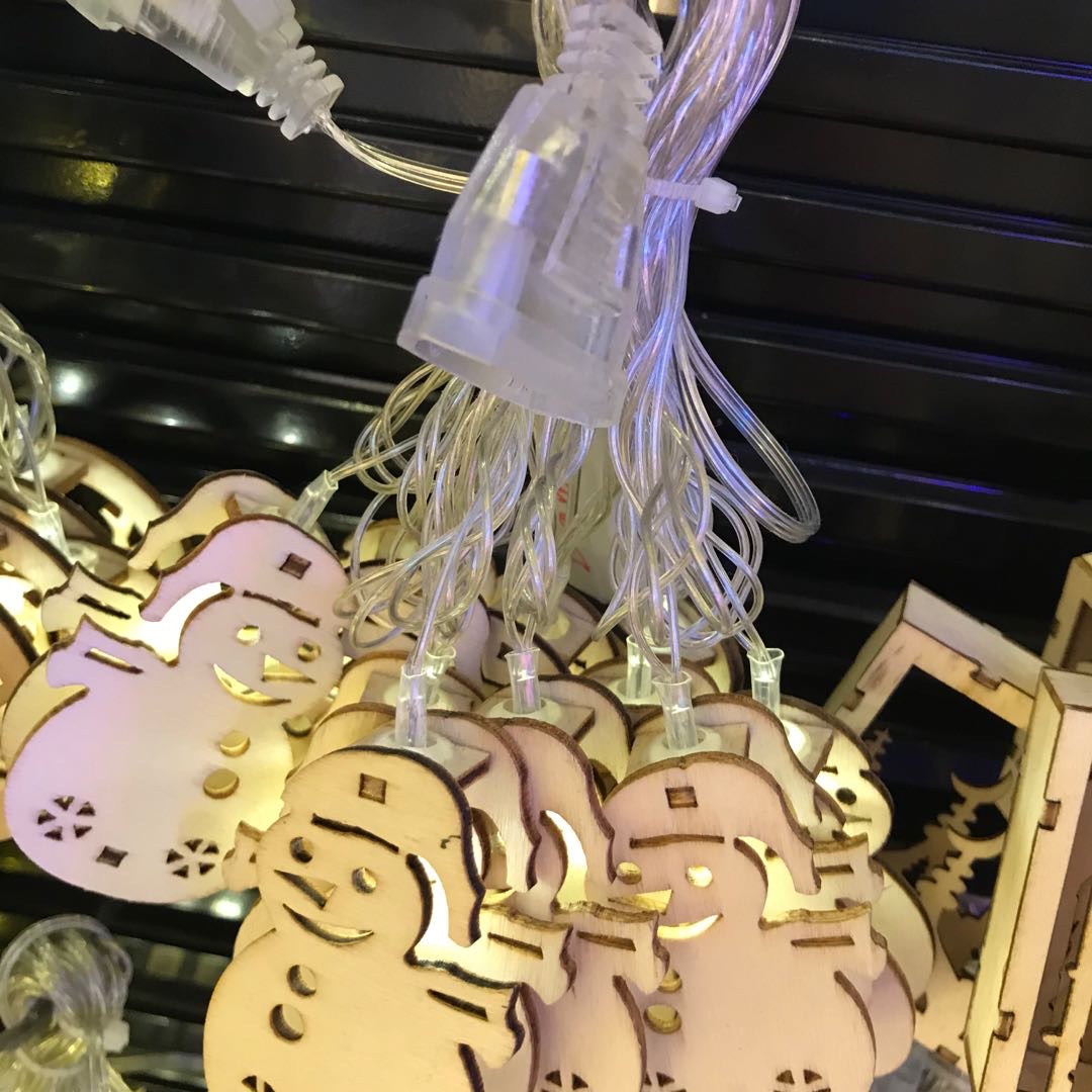 卧室装饰品LED木质镂空雪人网红小彩灯闪灯串灯满天星网红灯房间布置产品图