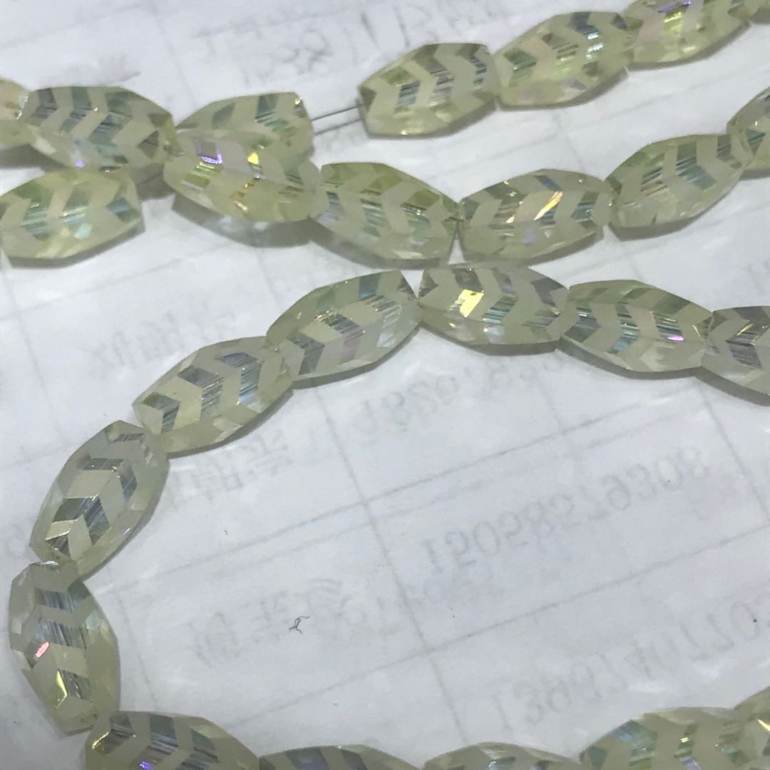 明亮的半抛光嫩绿色水晶配件小清新风格产品图