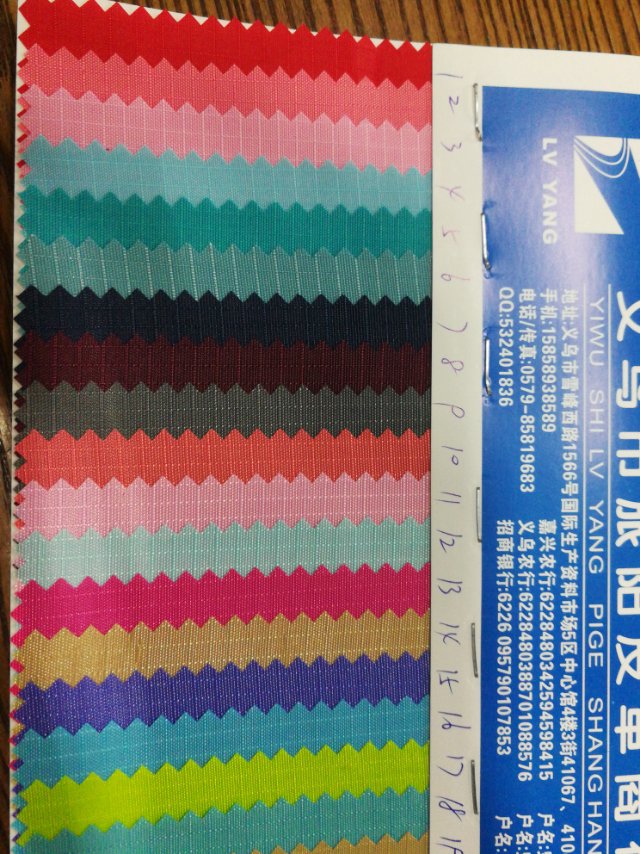 Factory direct sales of hot-selling new PVC checkered fabric, leather, large stock of high, medium and low-end luggage, sofa, shoe materials and fabrics details Picture