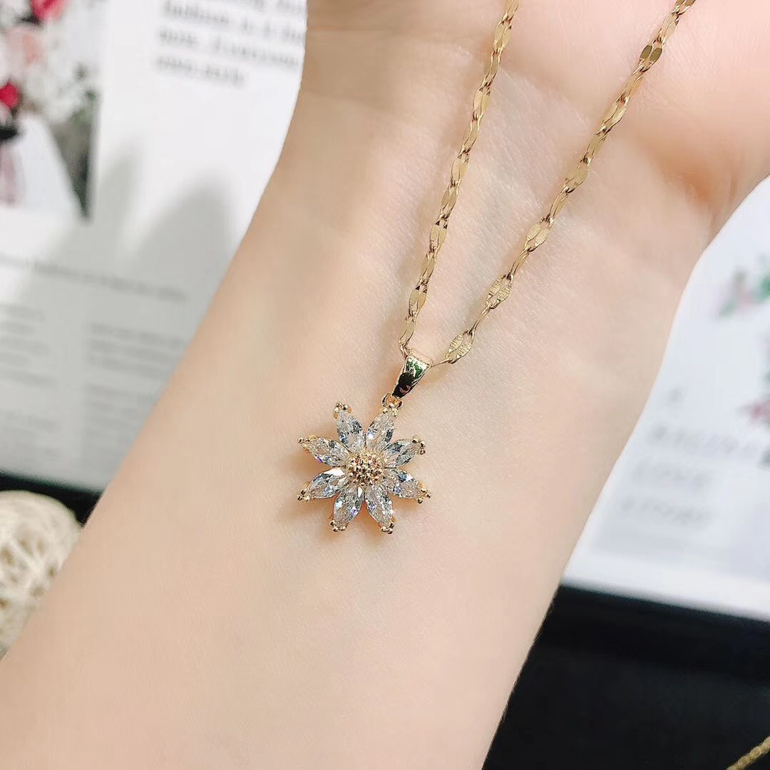 Exquisite fashion necklace with six-petal crystal flower set with diamond pendant thumbnail