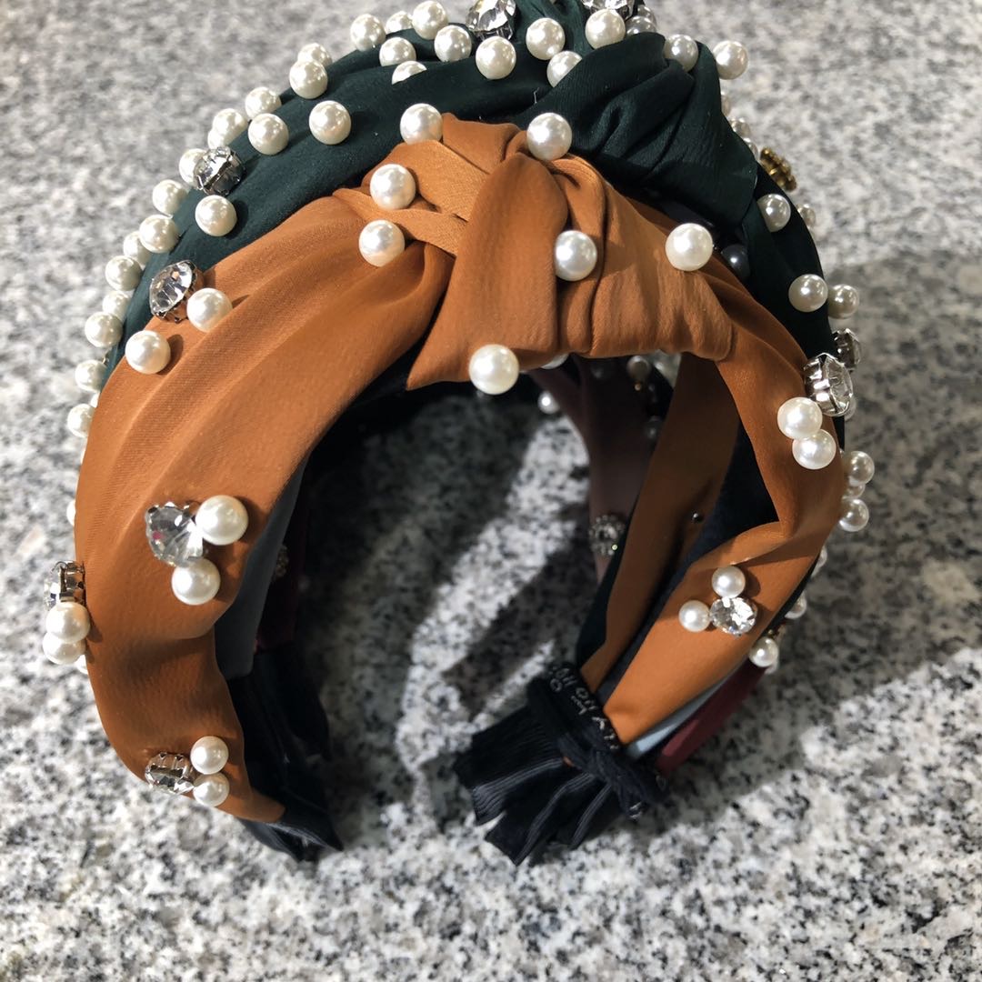 The wide-edge diamond hairband with diamond and pearl is versatile. The headband for going out makes the face look smaller. The hairpin is super fairy-like, forest-style and V-shaped Specification image