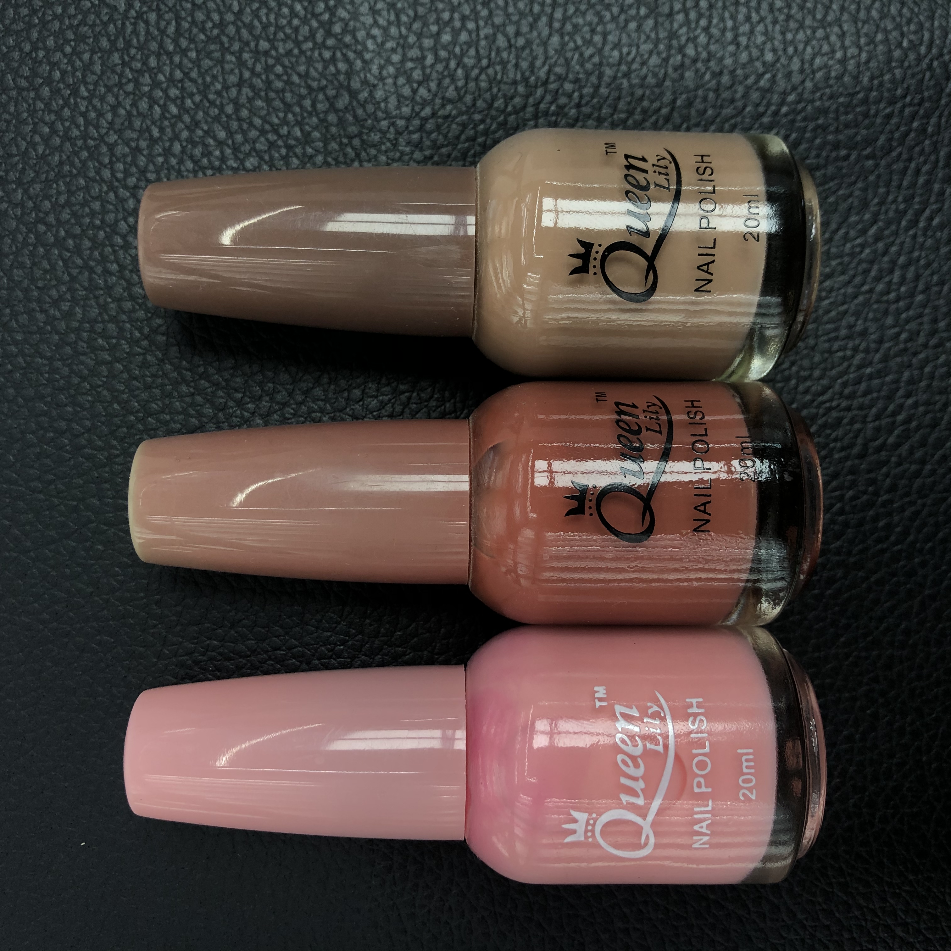 Fashionable colored nail polish comes in a rich variety of colors, allowing you to freely choose and combine them details Picture