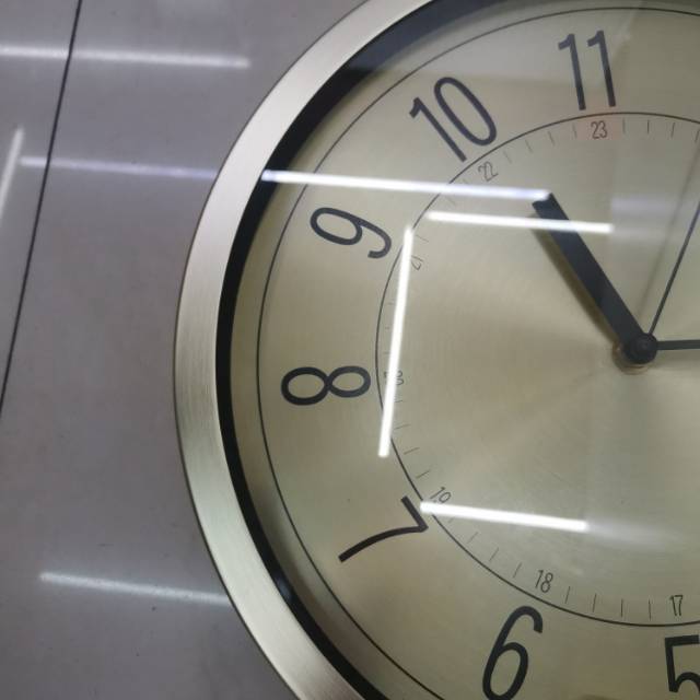 Modern, simple and retro home clocks, living room wall clocks, creative bedroom clocks, Nordic and American style wall clocks, silent and personalized decoration are selling well details Picture