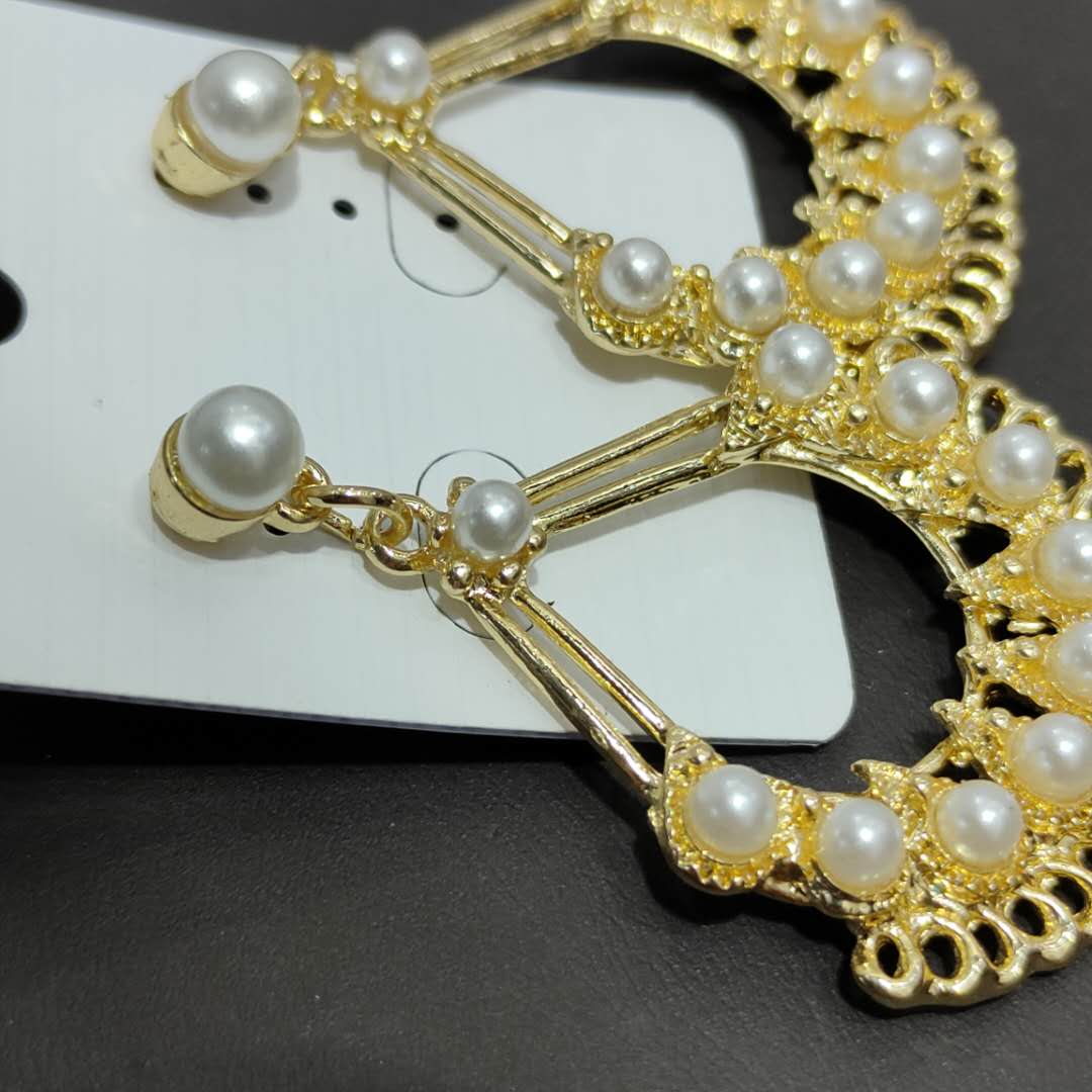 欧美夸张时尚金色扇形镂空镶珍珠合金圈圈女气质耳饰细节图