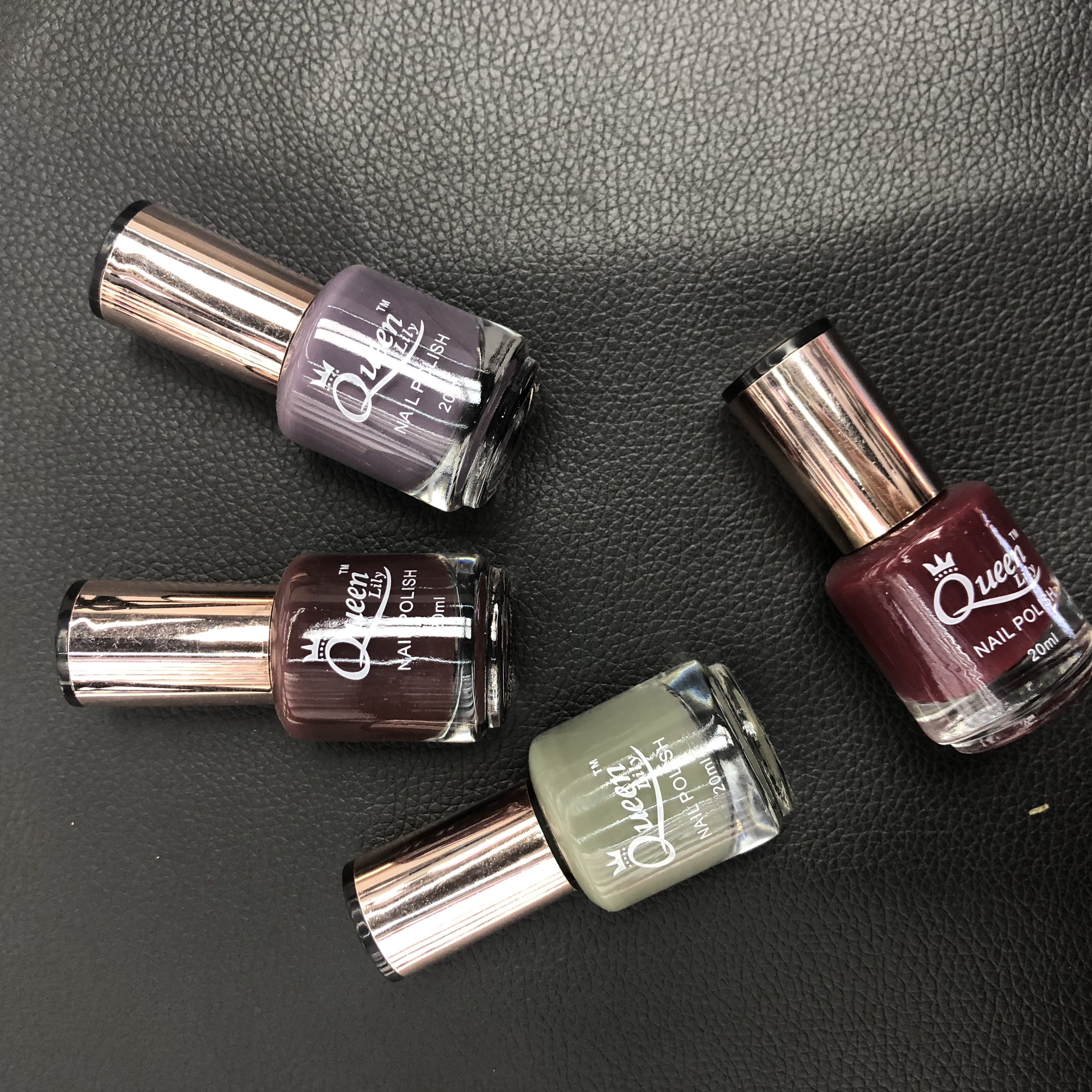 Fashionable colored nail polish comes in a rich variety of colors, allowing you to freely choose and combine them Specification image