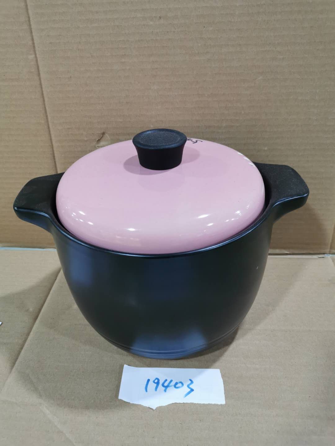 The G-322 double-lid colored glazed pottery clay pot is durable for making soup