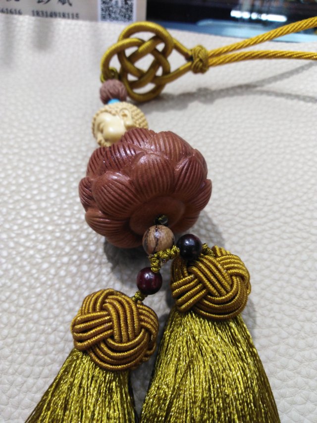 Craft pendants made of boxwood