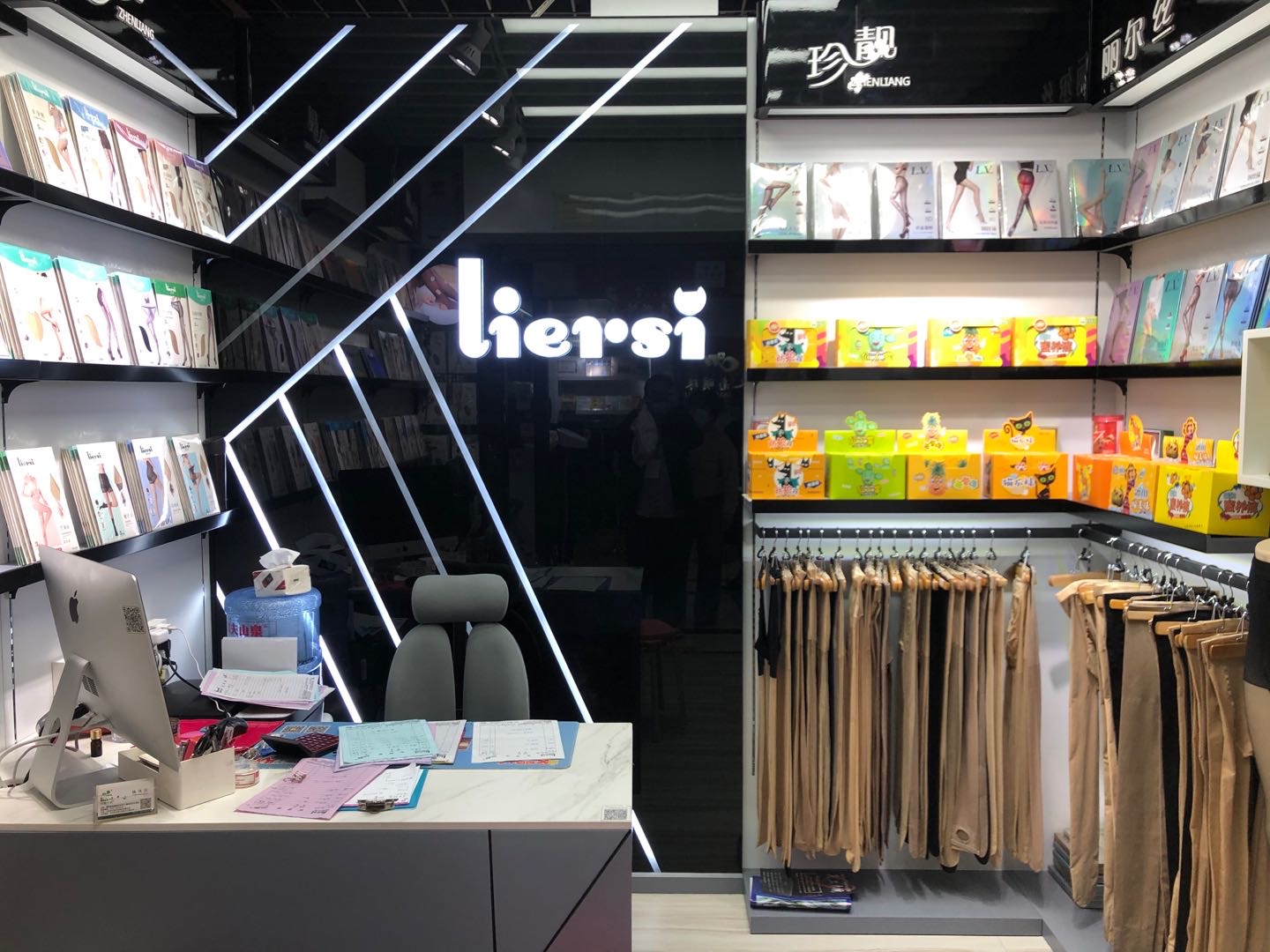 Yiwu Tianyou Knitted Hosiery Industry Co., LTD describe pic - 1