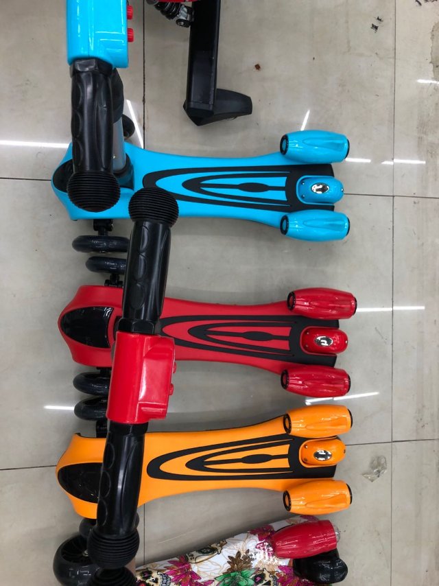 ZLPWC1型钢架带喷雾彩灯儿童滑板车产品图