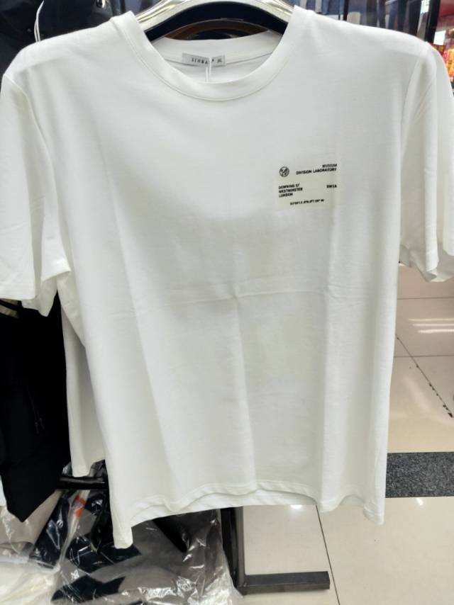 The new summer short-sleeved T-shirt is a trendy and casual base layer