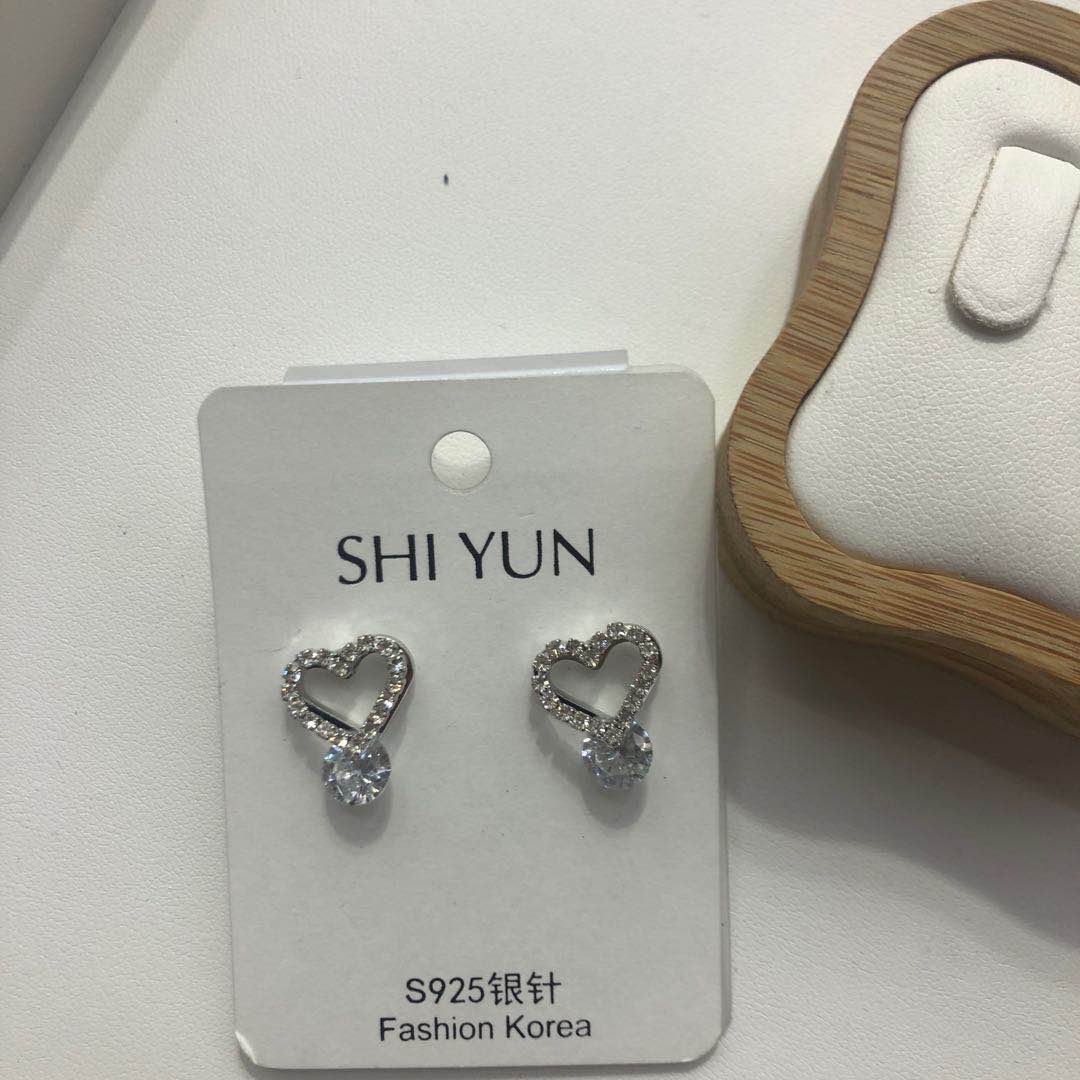 韩版流行镂空爱心耳钉超仙水钻超闪气质耳环细节图