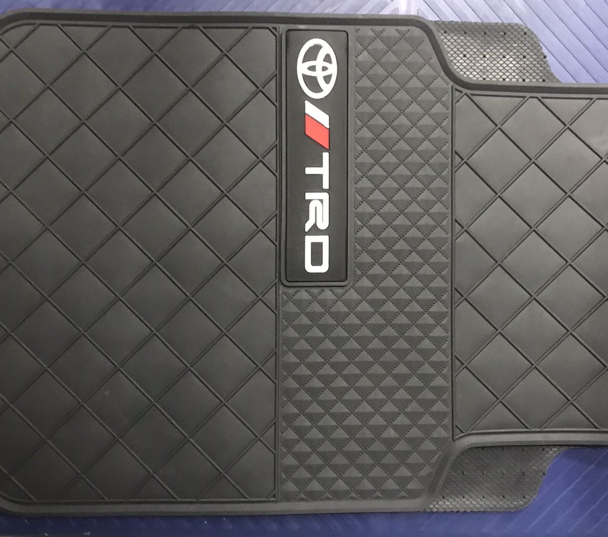 The new cartoon car floor mat is cute, easy to clean and can be cut. It is a single-piece cartoon latex floor mat suitable for all cars