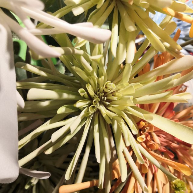 Yiwu's high-quality and colorful artificial flowers are sold directly by the manufacturer. They are suitable for wedding venue decoration, including 3-head chrysanthemums, wedding decoration, home decoration, soft furnishings, crab claw chrysanthemums, and artificial green plants Specification image