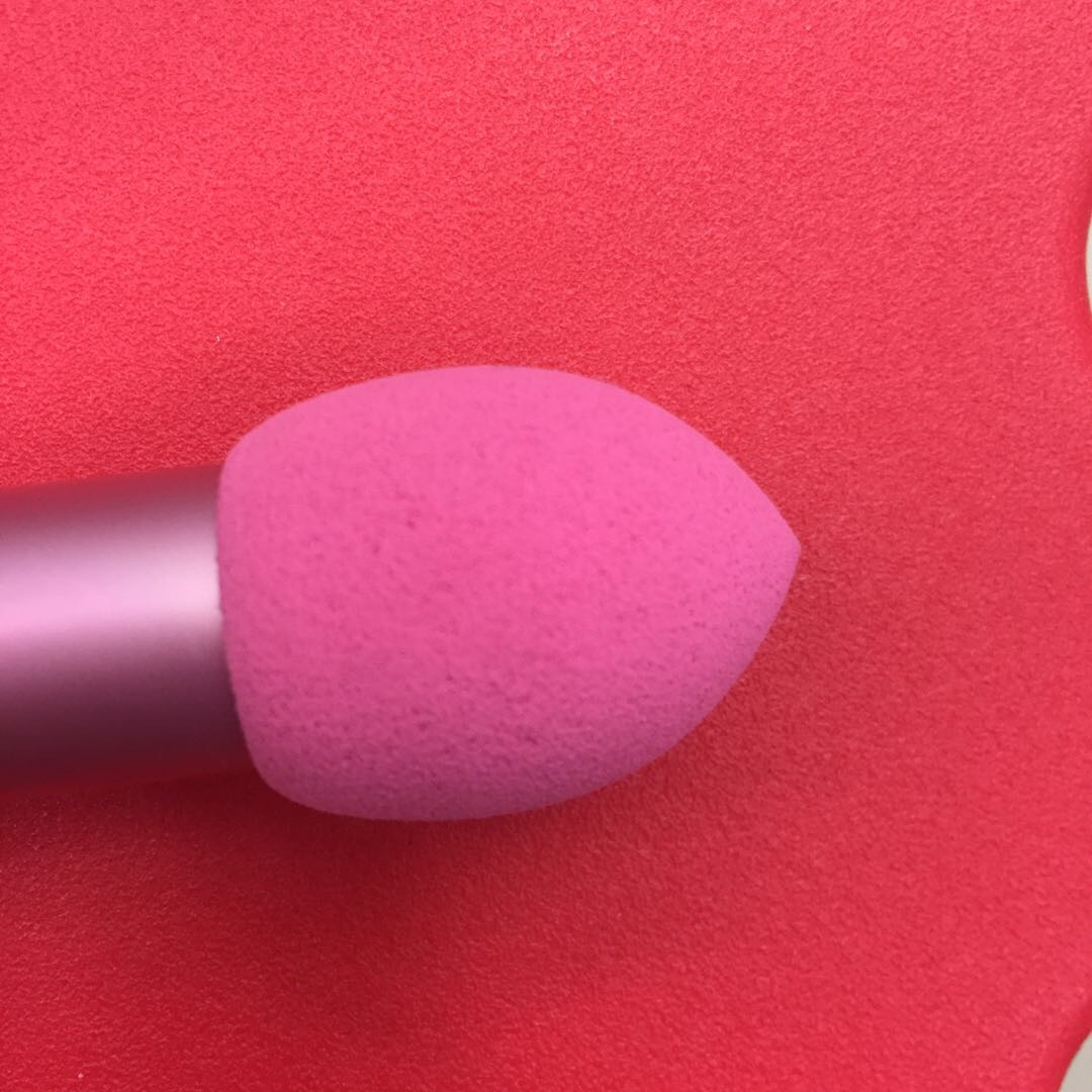 The factory sells fashionable beauty products with colorful handles, including dual-purpose blush brushes and rouge brushes details Picture