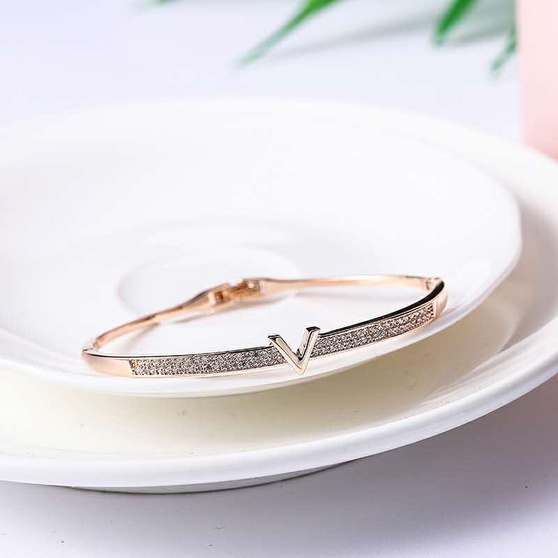 Elegant and refined, slightly inlaid zircon bracelet, simple and fashionable, whitening bracelet details Picture