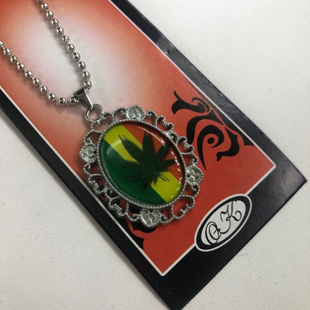 A high-end anti-allergy necklace with a fresh and stylish design and leaf pendant details Picture