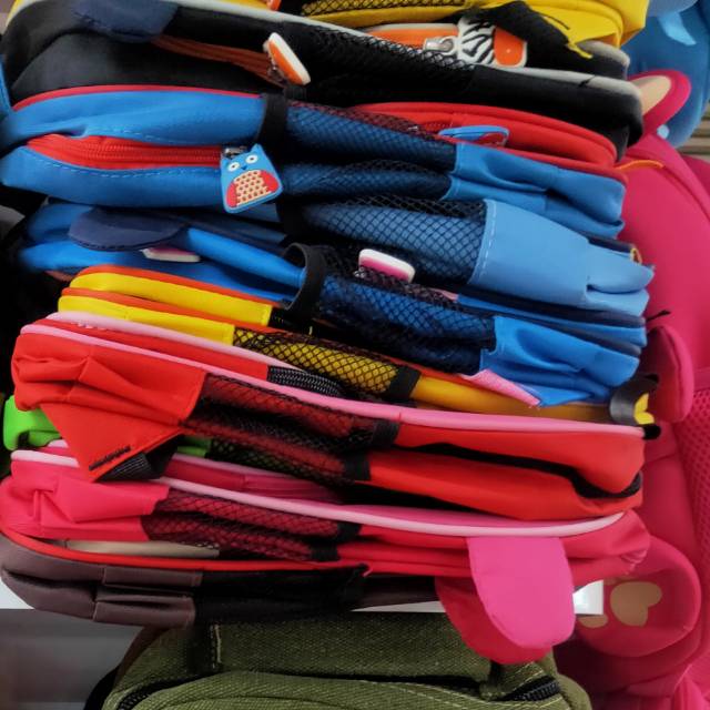 The new large-capacity schoolbags include storage bags for college students, casual bags for going out, and computer bags details Picture