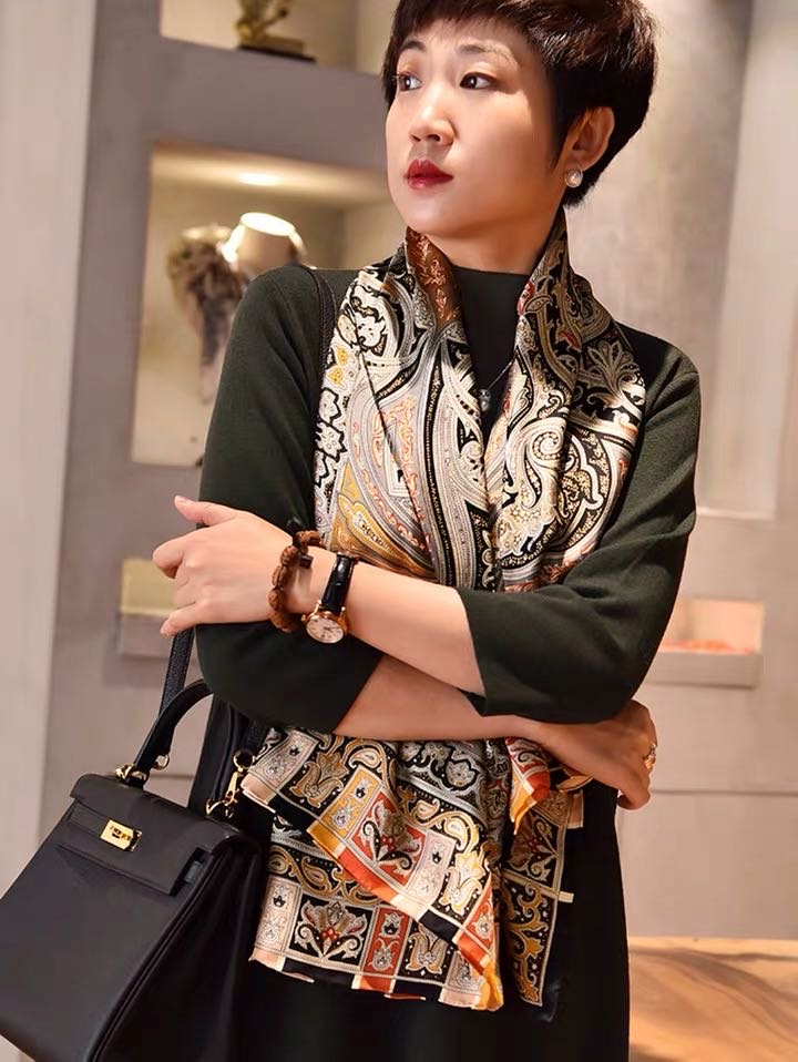 This beige pleated casual and fashionable scarf is versatile and artistic details Picture