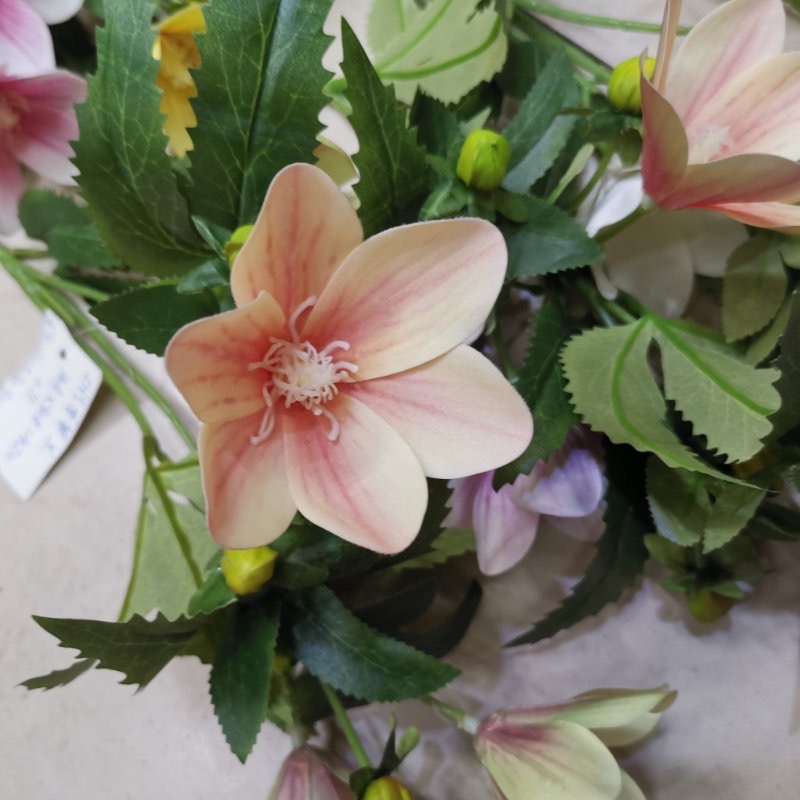 Factory direct sales of artificial flowers and artificial flowers, 5 small daisies for wedding decoration and flower arrangement details Picture