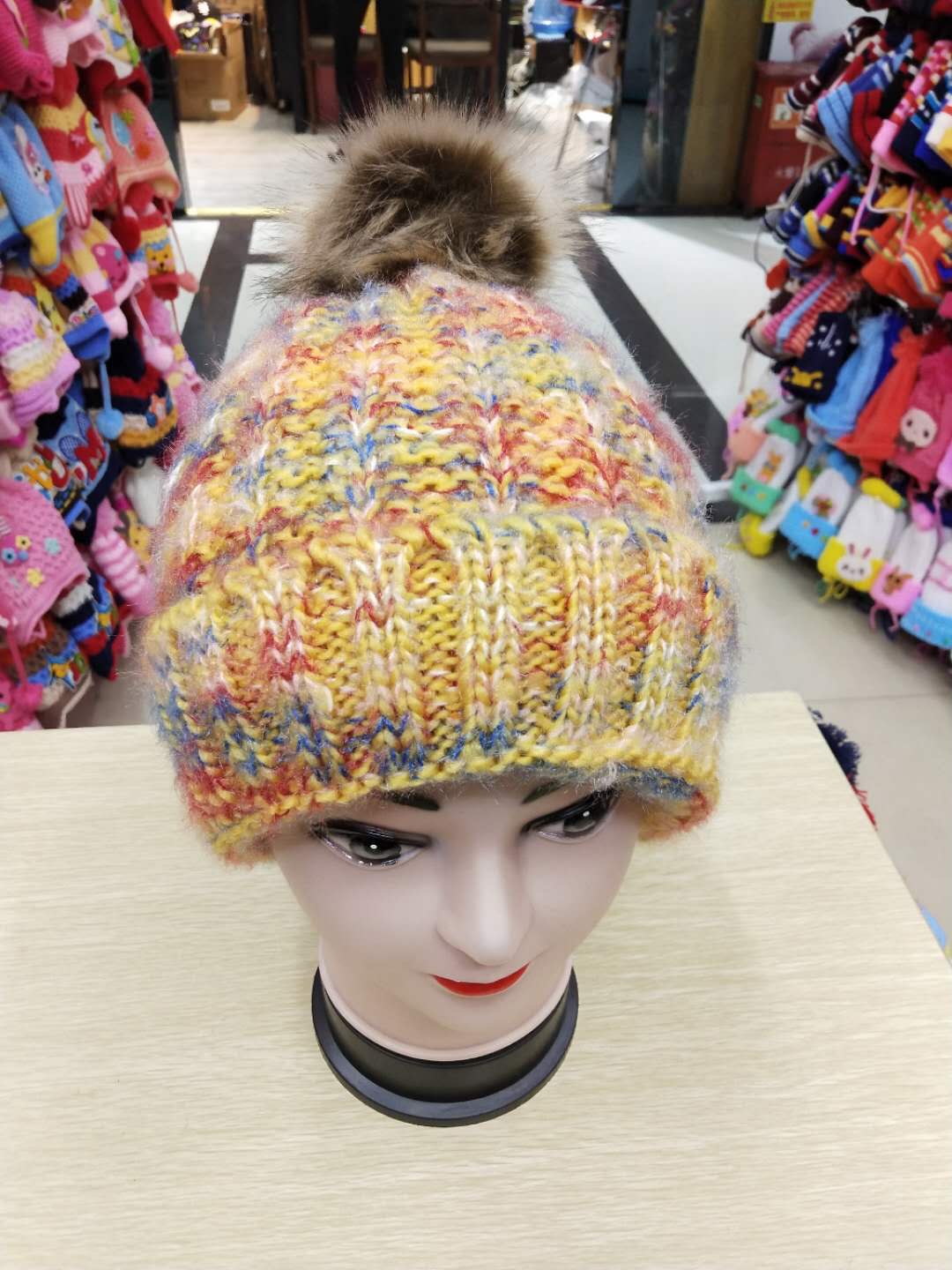 fashion: Korean velvet women's hat with special wool skates, showing winter romance