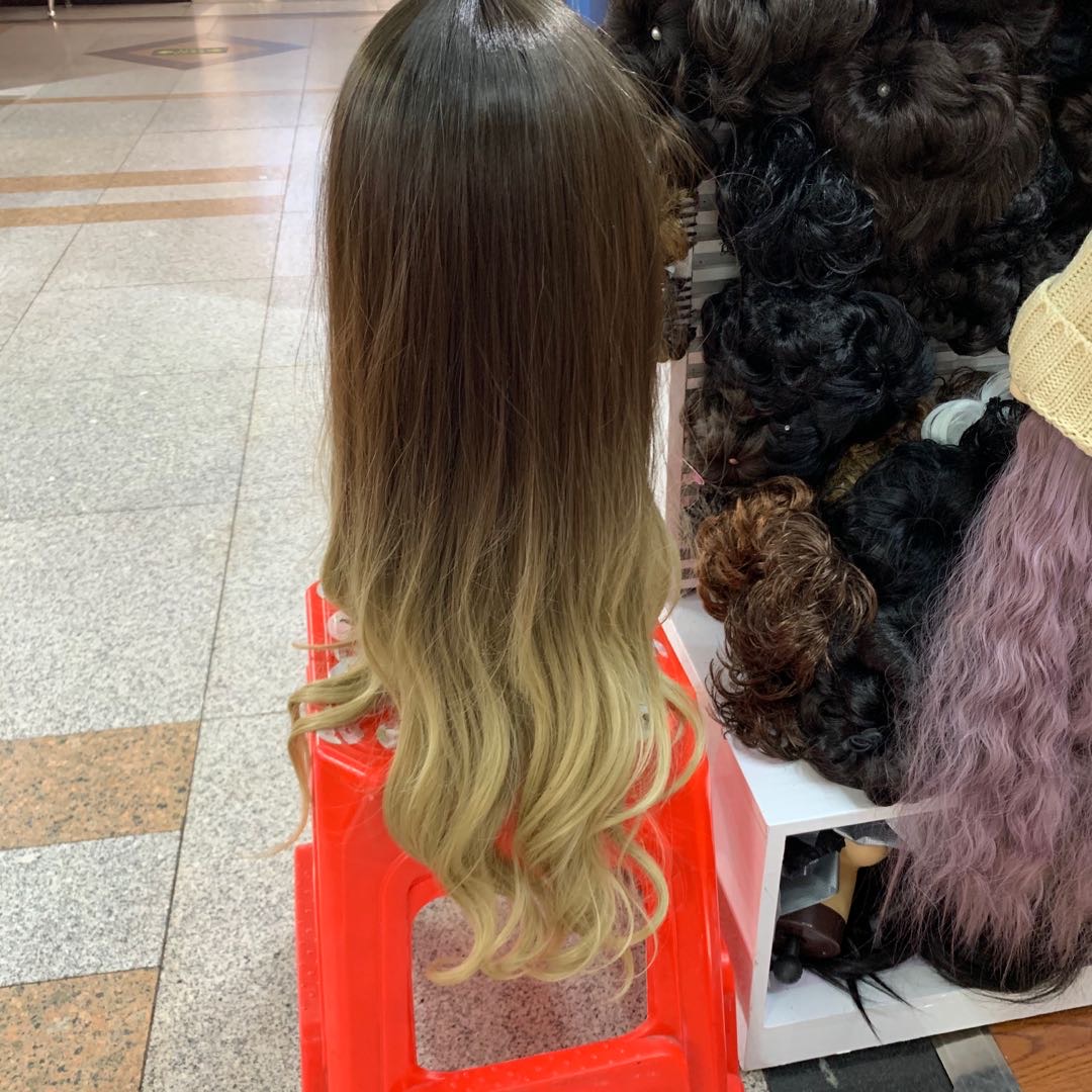 The popular female long curly wig is a realistic full head set with large waves and a middle parting Specification image