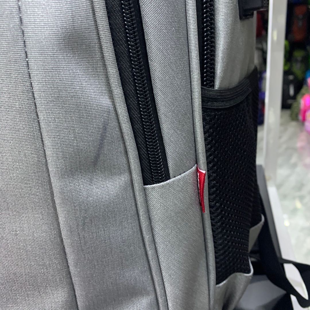 T-208
男士黑色仿棉麻休闲双肩包上班通勤细节图