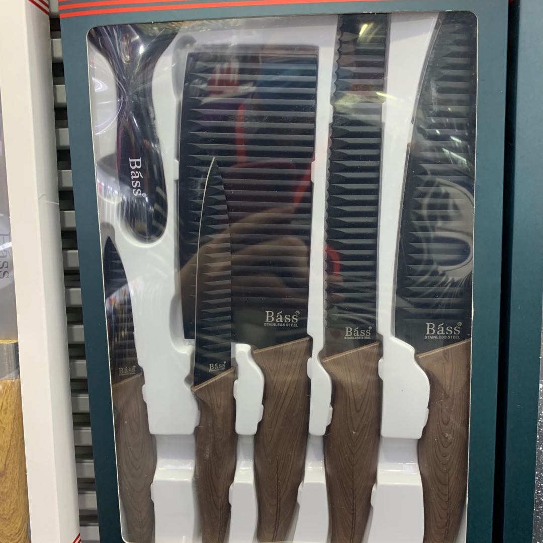 A combination set of woodblock striped knives