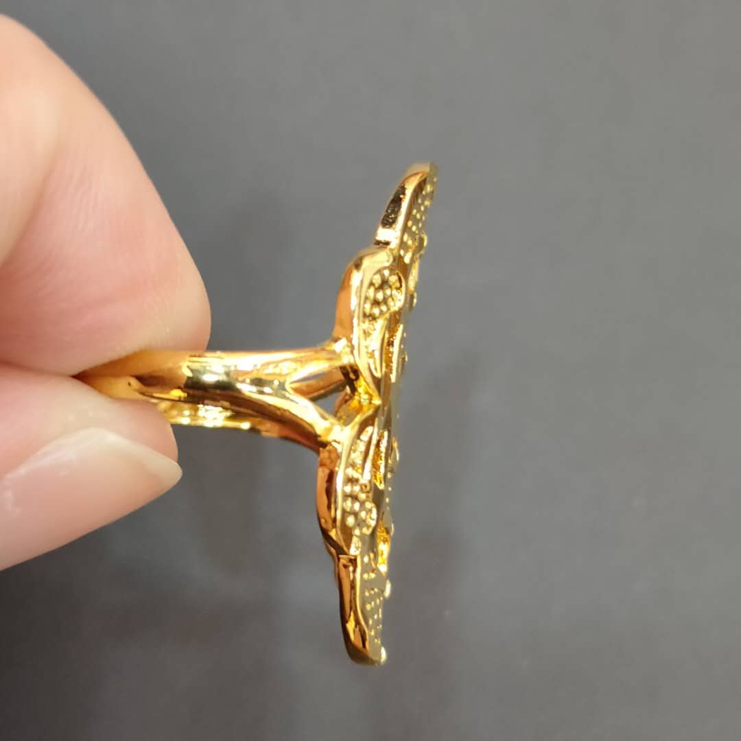 Classic imitation gold men's and women's high-quality new engraved decorative pattern accessory rings details Picture