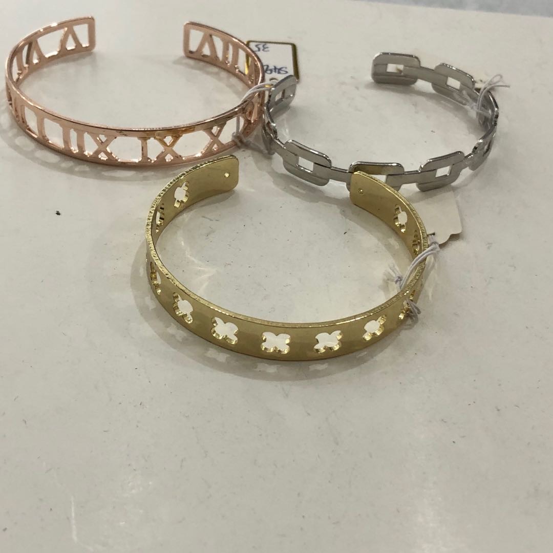 Factory direct sales of hollowed-out bracelets, elegant European and American wristbands details Picture