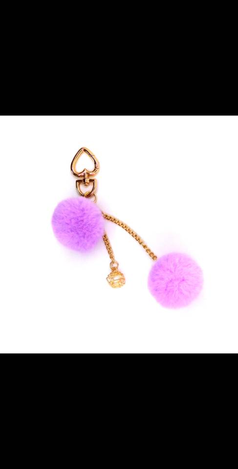 The faux wool ball key chain bag is elegant, fashionable, good-looking and creative. It's a Korean-style car key Specification image