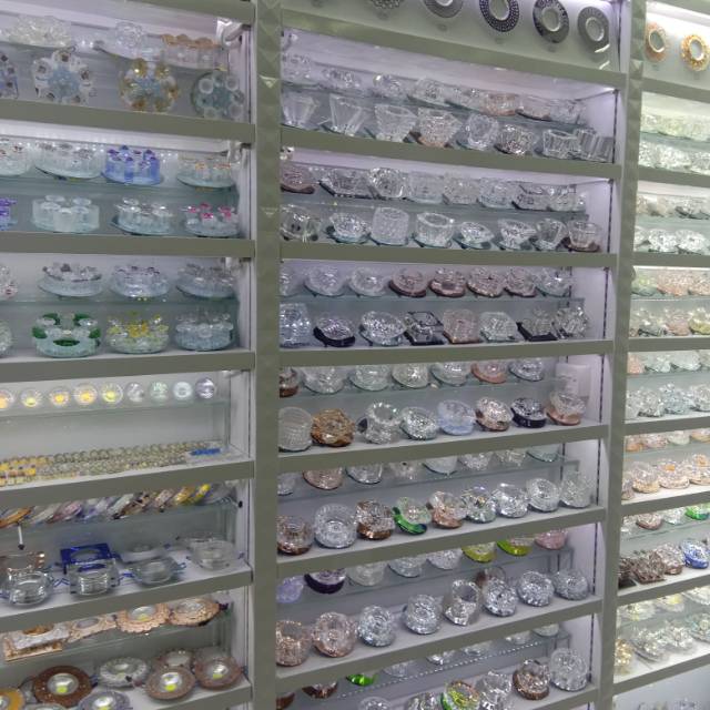 Pujiang Yonghao Crystal Lighting Factory describe pic - 2