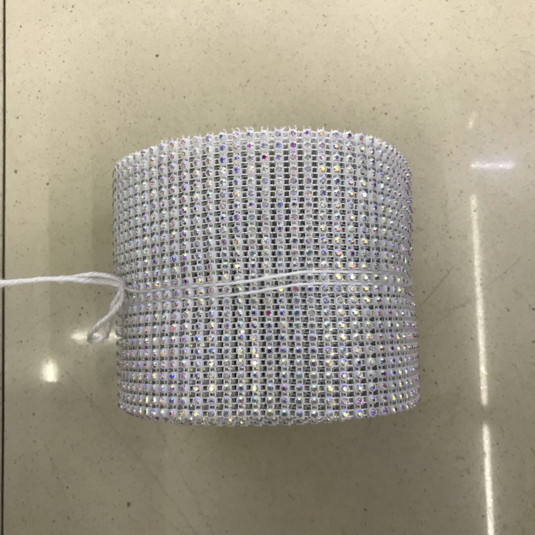 服装辅料彩色联烫钻亮片组合而成白色布面